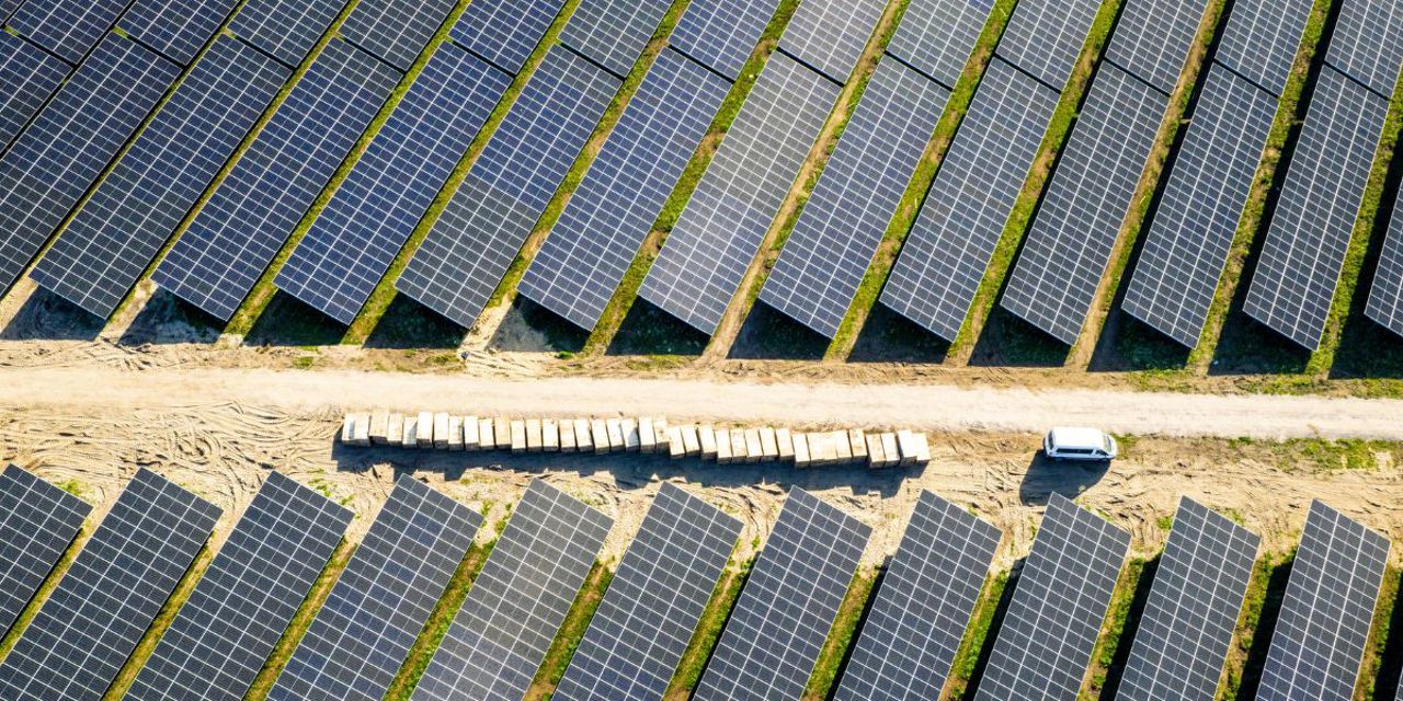 Ein Fahrzeug fährt durch den Solarpark in Zerbst/Anhalt
