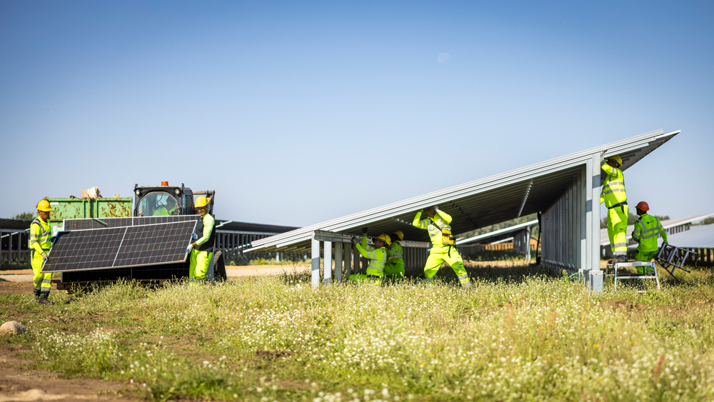 Solarpaneele werden installiert