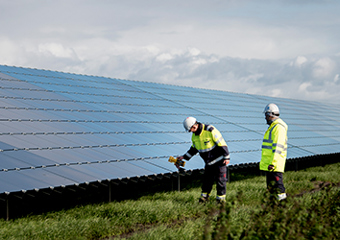 Arbeiter vor Solaranlage