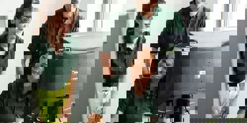 3 Azubis vor einme Bildschirm