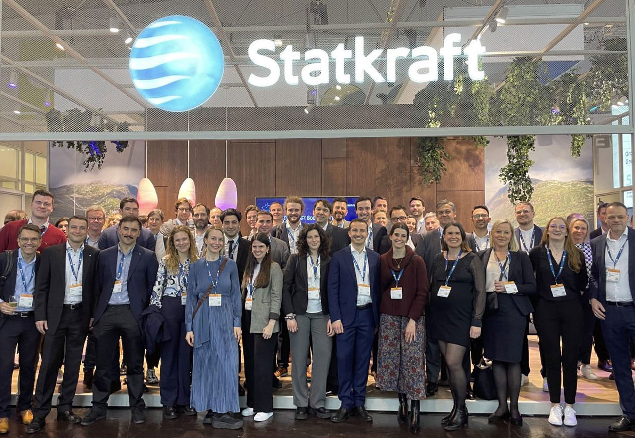 Mitarbeitende vor dem Statkraft-Messestand