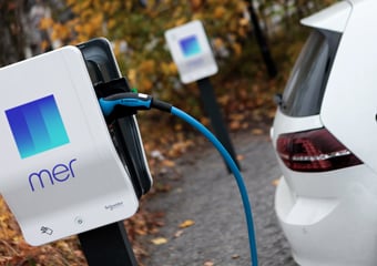 Elektroauto an der Ladestation von Mer