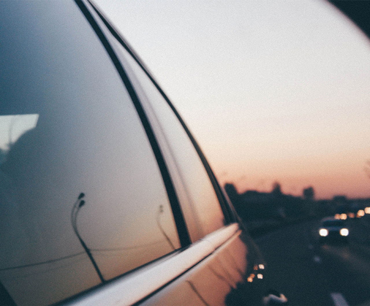Auto Fensterscheibe mit Sonnenuntergang