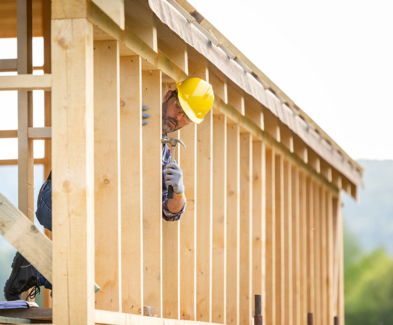 Bauarbeiter arbeitet an einem Haus