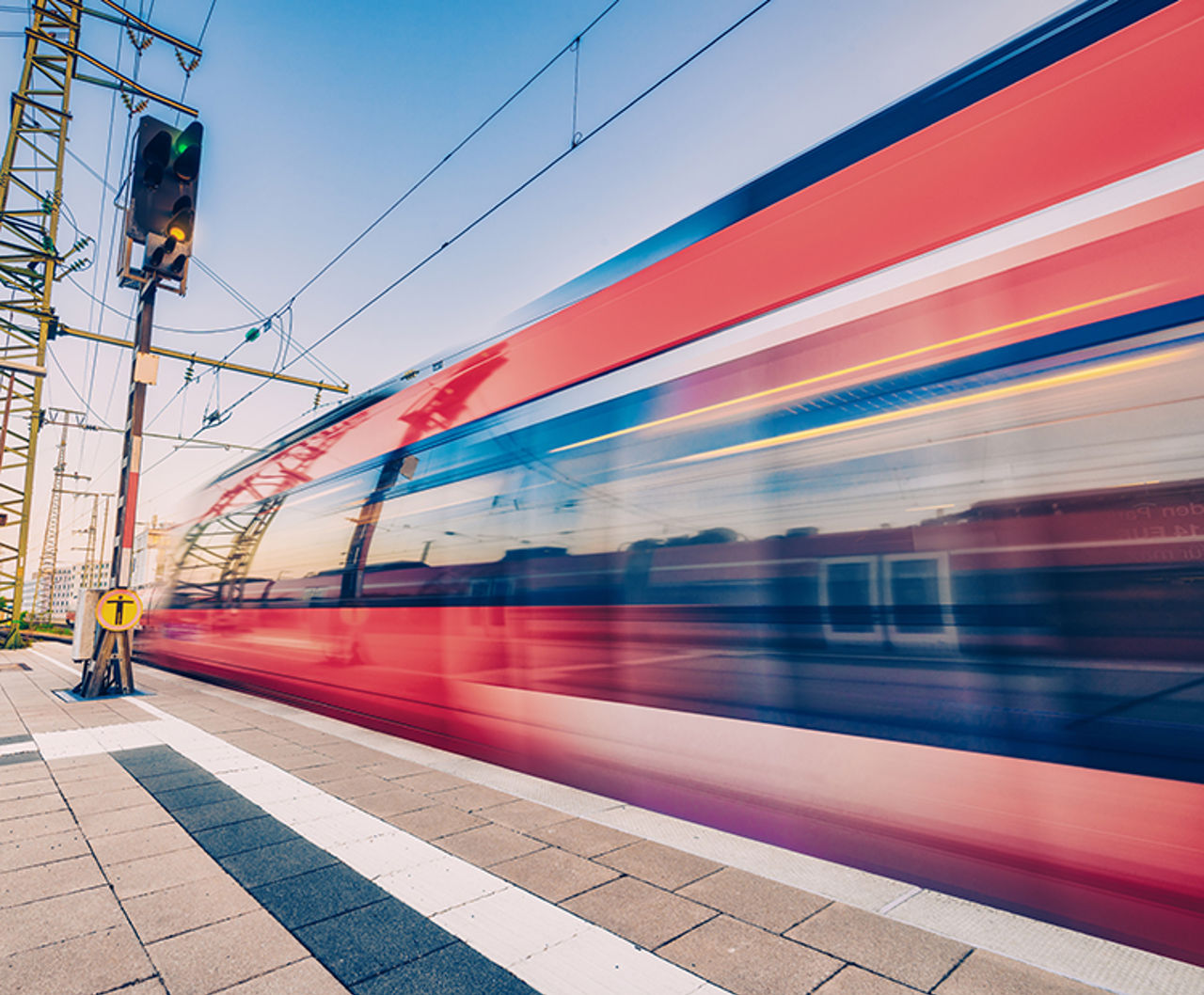 Ein Zug vom Bahngleis