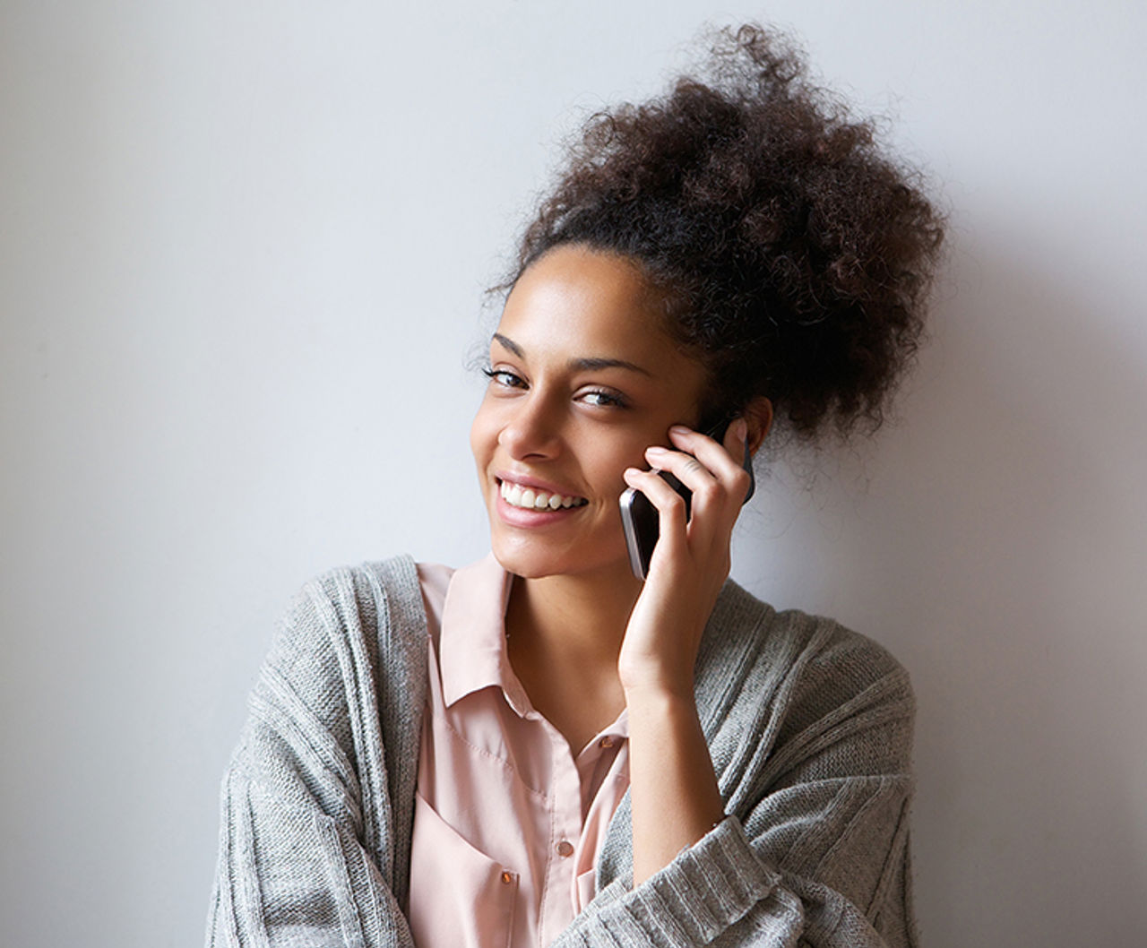 Eine Frau am Telefon