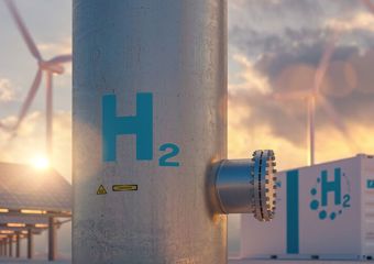 Wasserstofftanks und Windräder im Hintergrund