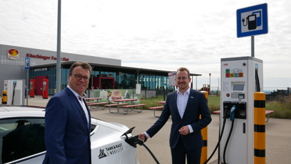 Otto Loserth, Geschäftsführer E-WALD GmbH (links), und Jörg Hofmeister, Leiter Elektromobilität Tank & Rast an Ladestation auf Rastplatz