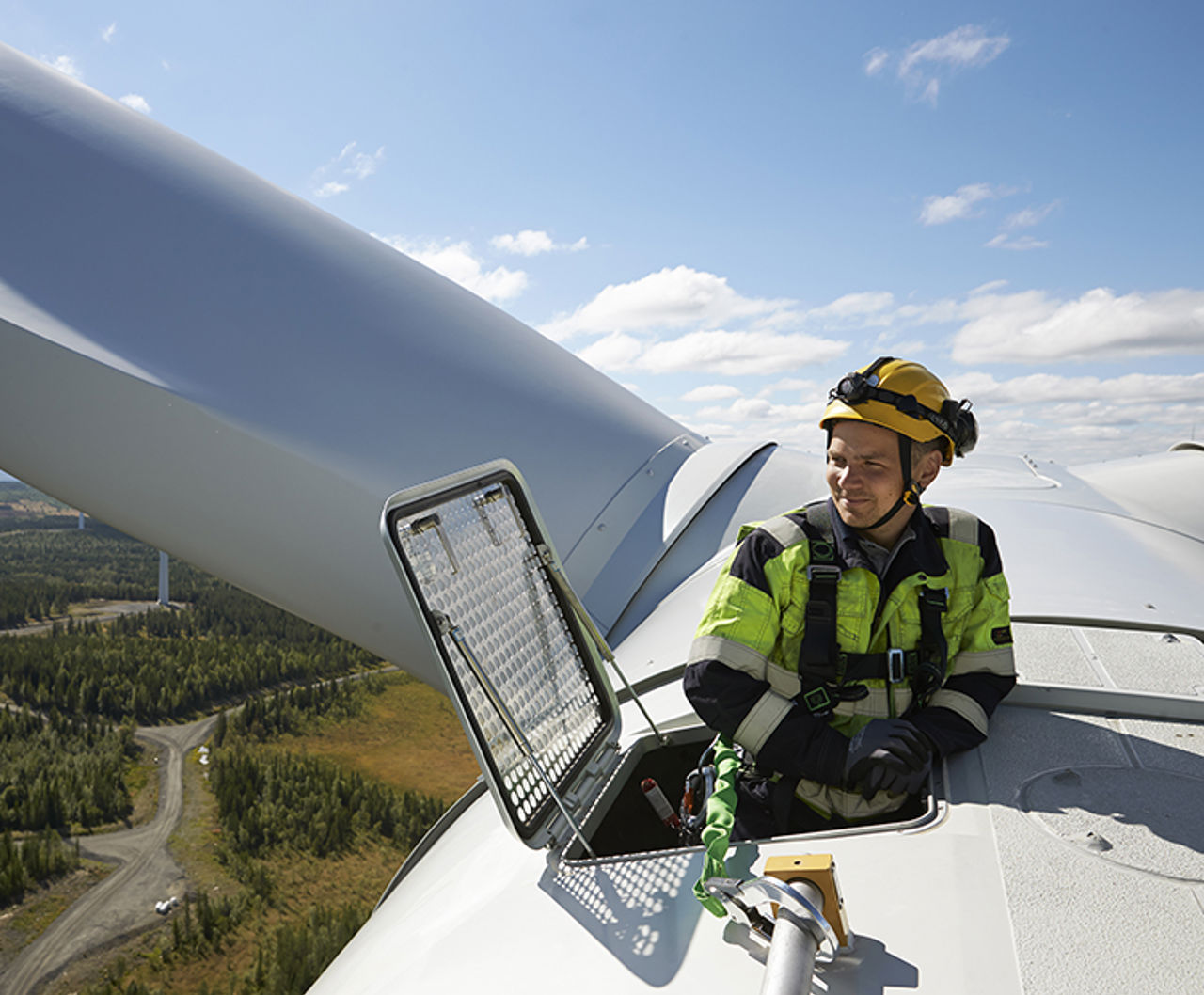 Mann auf einer Windkraftanlage