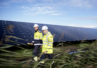Solaranlage mit Arbeitern