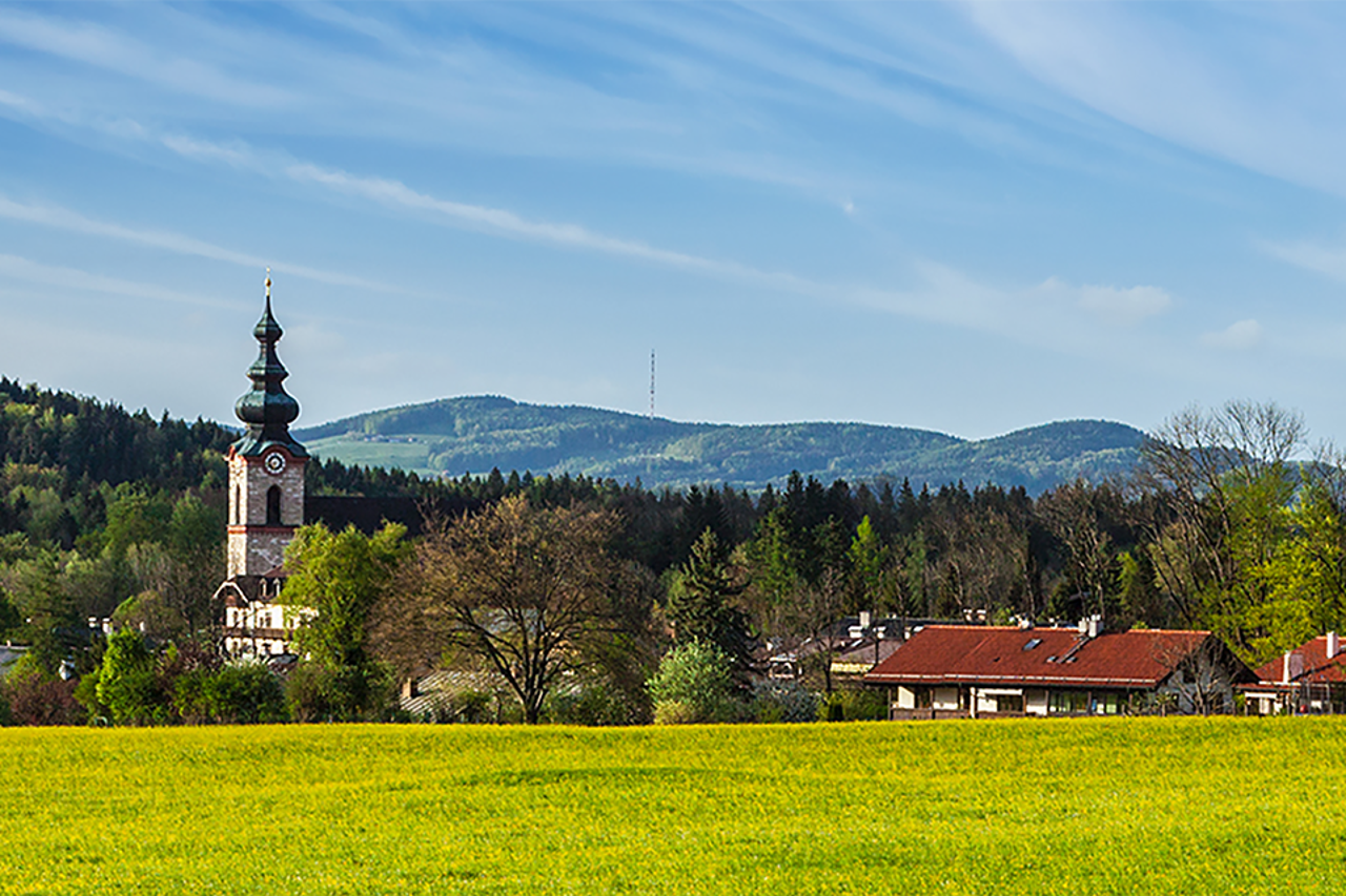 Feld vor einer dörflichen Geminde mit Kirche