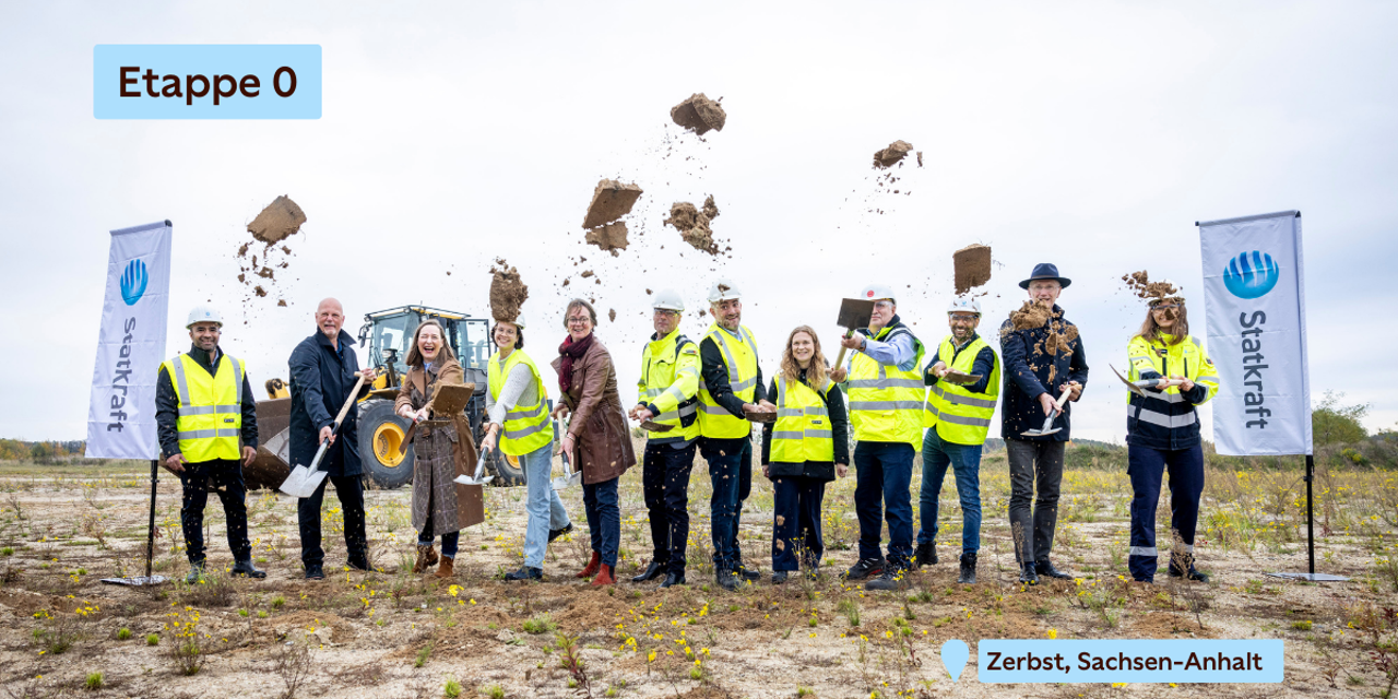 Mitarbeitende von Statkraft sowie Vertreter der lokalen Gemeinde in Zerbst halten zum Spatenstich Spaten in der Hand und werfen Erde in die Luft