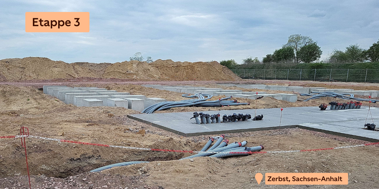 Die Solarpark-Baustelle. Aus dem Boden ragen Erdkabel heraus.