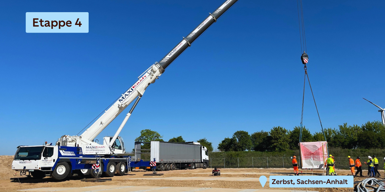 Ein Batterie-Cube wird mithilfe eines Krans angeliefert