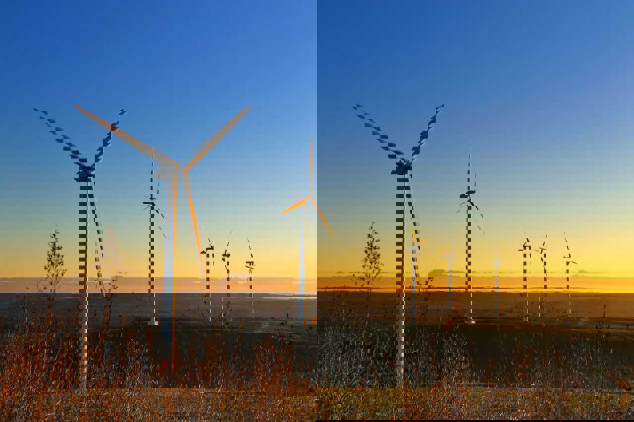 Sonnenuntergang hinter Windrädern