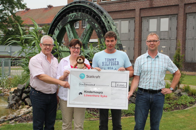 Gruppenbild der Spendenübergabe ans Kinderhospiz