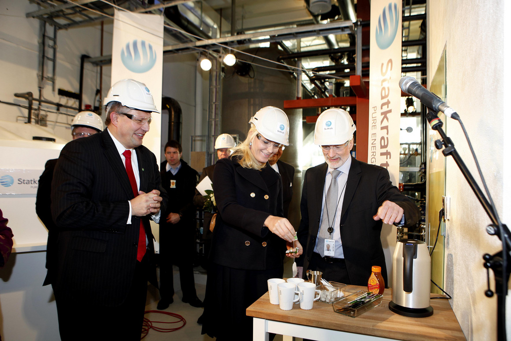 Mette Marit having tea at the opening ceremony of Tofte osmotic power plant